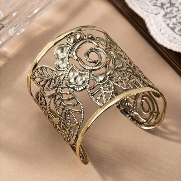 Elegant Gold Floral Cuff Bracelet - Picture 3 of 3
